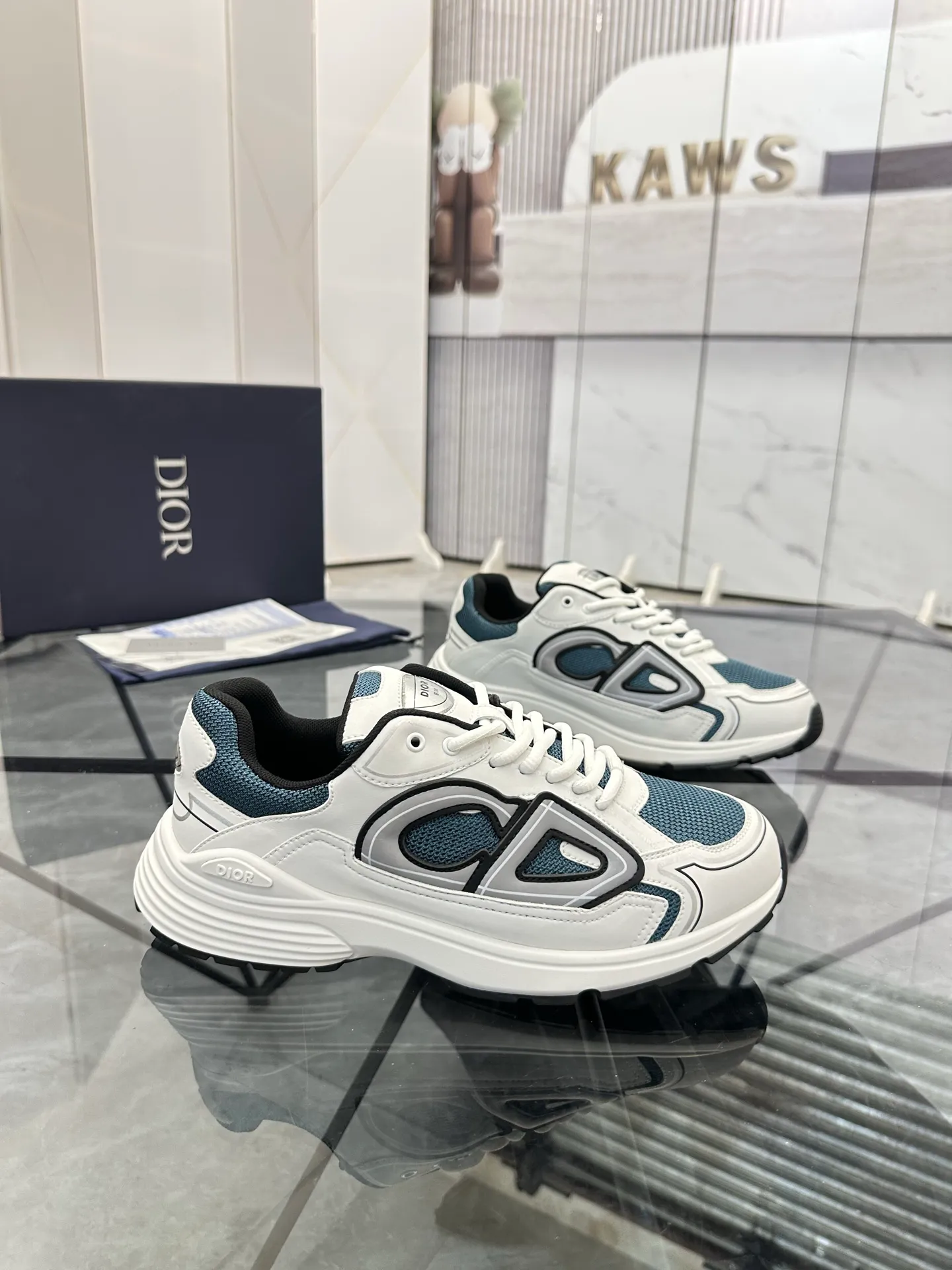 Men's shoes: 💰P400¥ Available in Guangzhou Product trademark: Dior* "Dior*" low-top casual shoes Regular size: 35-46 (can be customized to 47) Couple style Product materials: Upper imported cowhide stitched with original fabric, breathable lining, ultra-light foam original outsole. No.: 007